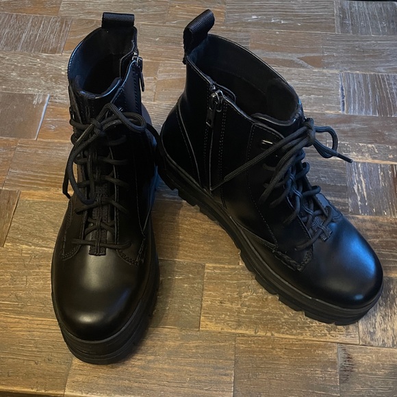 Ugg Sidnee Boots🖤 - Picture 4 of 15